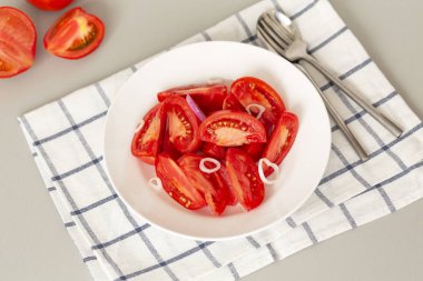 Sebze gıda : frenk soğan ve zeytinyağı ile beyaz kapta taze domates salatası. Domates Parlak yaz salatası. 