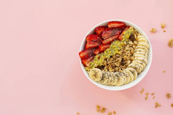 Misku Smoothie Semeny Müsli Jahodami Banánovými Plátky Ovocným Ovocem Růžovém — Stock fotografie