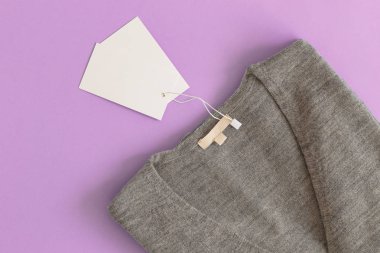Mor arka plan üst görünümünde kadın gri kazak. Moda giysiler trendy rahat jumper ayarlayın. Kadın moda bakmak. Düz döşeme kompozisyonu. Kopyalama Alanı. 
