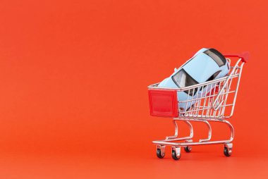 Bazı kopya alanı ile alışveriş arabası yakın çekim. Oyuncak araba ile alışveriş sepeti. Tüketici konsepti. Tatil için hediyeler satın alma kavramı.