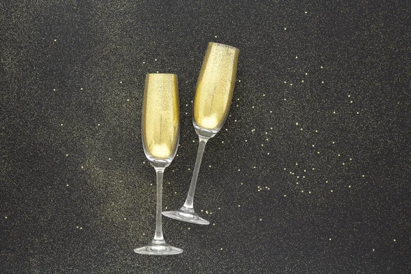 黑色背景的香槟酒杯中的金纸屑 两杯香槟新年概念 — 图库照片