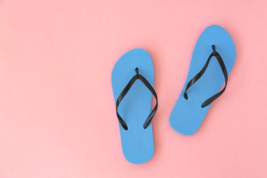 Pembe arka planda mavi Flip flop. Yaz tatili kavramı. Üst görünüm. 