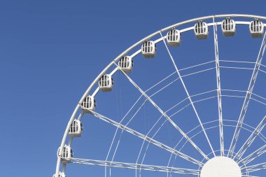Mavi gökyüzü arka planda eğlence parkı dönme dolap. Attraction Dönme Dolap. Büyük atlıkarınca. 