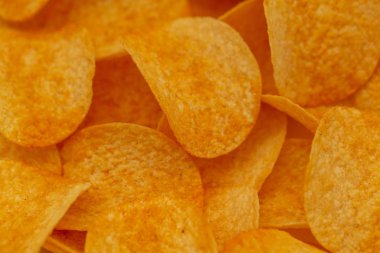 Gevrek patates cipsi snack doku arka plan. Patates cipslerini kapat, en üstte. Seçici odaklama, sığ alan derinliği.