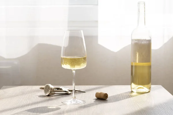 Bicchiere Con Vino Bianco Tavolo Legno Foto Bicchiere Vino Sole — Foto Stock