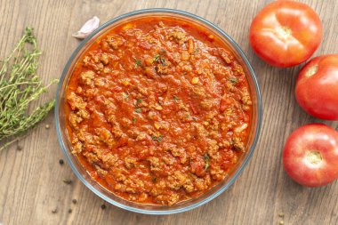 Kıyma ve domates soslu patates güveç. 