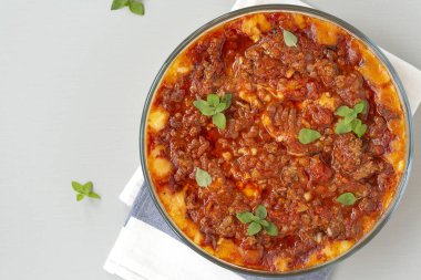 Patates, domates ve peynir ile et güveç.