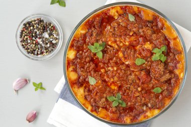 Patates, domates ve peynir ile et güveç.