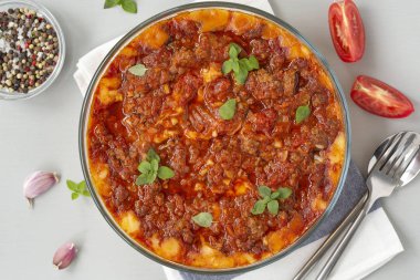 Patates, domates ve peynir ile et güveç.