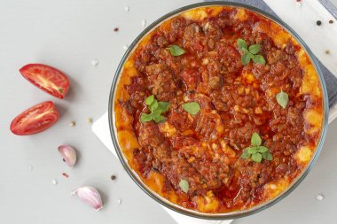 Patates, domates ve peynir ile et güveç.