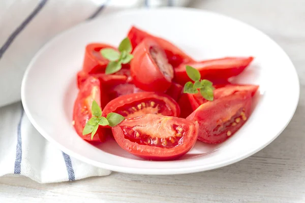 Tomatensalat Mit Basilikum Und Olivenöl Weißer Holzhintergrund Konzept Gesunde Mahlzeit — Stockfoto