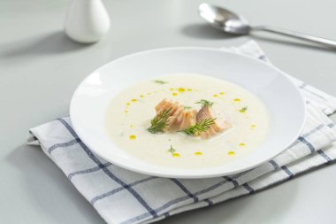 Somon, patates, soğan, havuç ve yeşil dereotlu kremalı çorba. Somonlu bir kase kremalı çorba. Sığ derinlik, seçici odak. 