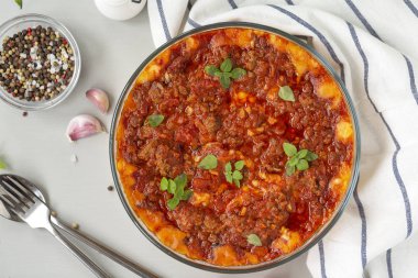 Etli, patatesli, peynirli ve domatesli geleneksel güveç. Kapat, üst görünüm. 
