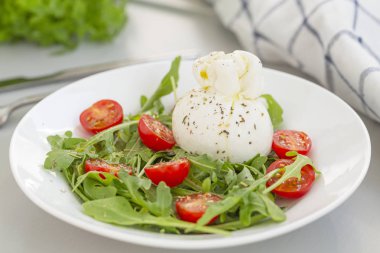 İtalyan burrata peyniri, roka, vişneli domates ve zeytinyağlı taze salata. Sağlıklı beslenme. Seçici odak 
