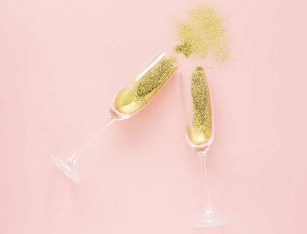 Verres Champagne Avec Confettis Sur Fond Rose Bonne Année Vue — Photo