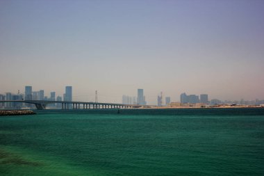Gökdelenler, sahilde duran yüksek katlı, çok katlı binalar, nehirler. 