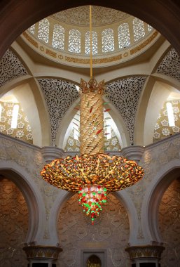 Zayd Şeyh Camii'nin iç mekanı (avize, halı) dünyanın en büyük altı camiden biridir. Birleşik Arap Emirlikleri'nin başkenti Abu Dabi'de yer almaktadır. Şeyh Zeyd ibn Sultan an-Nahyan onuruna adlı - kurucusu ve ilk öncesi