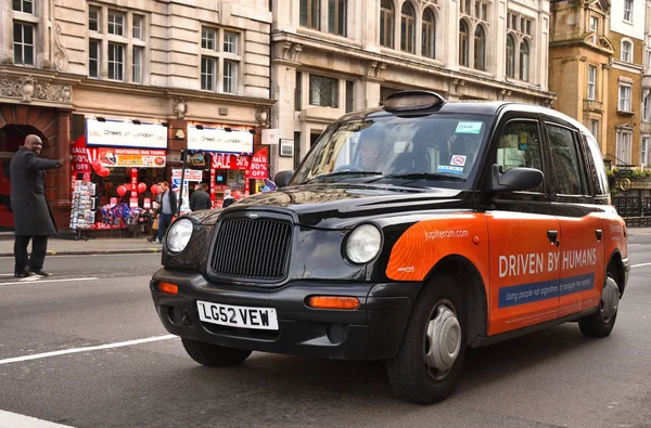 Londres Diciembre 2017 Taxi Tradicional Estilo Londinense Recoge Pasajero —  Fotos de Stock