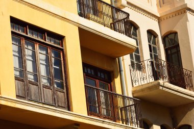 Tipik mimari tarzı ile Tel Aviv'deki bir evin cephe. 