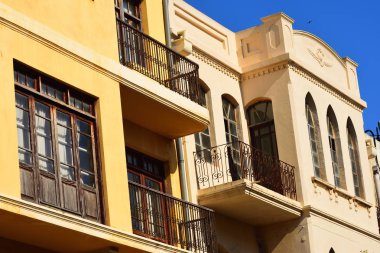 Tipik mimari tarzı ile Tel Aviv'deki bir evin cephe. 