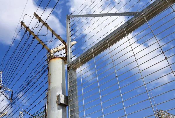 带铁丝网的工业金属围栏 — 图库照片
