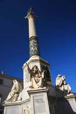 Roma 'da Piazza di Spagna 'da Immaculate Conception Anıtı sütunu. 