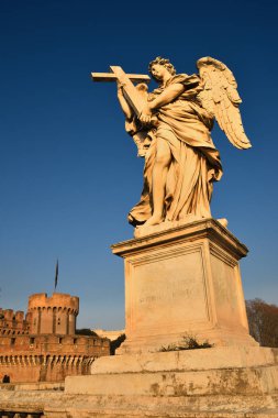 Roma 'da kutsal melek Kalesi 'ne yol açan Aelian Köprüsü 'nde melek figürü. 