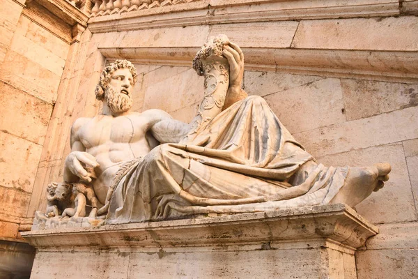 Antigua Estatua Romana Del Dios Del Río Como Alegoría Del — Foto de Stock