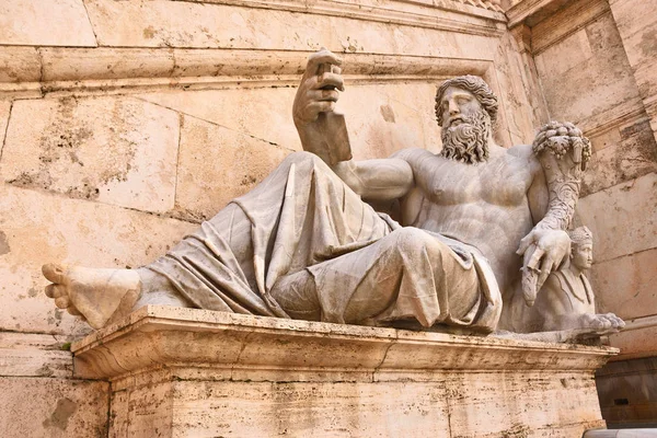 Antigua Estatua Romana Del Dios Del Río Como Alegoría Del —  Fotos de Stock