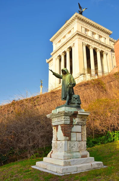 维托里奥 埃马努埃莱 伊纪念碑的上部与雕像纪念碑在前景 — 图库照片