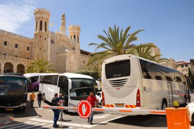 Kudüs - 27 Nisan 2019: Kudüs'ün Notre Dame'ı önünde turist otobüsleri, Kutsal Topraklara gelen Hıristiyan hacılar için otel.     