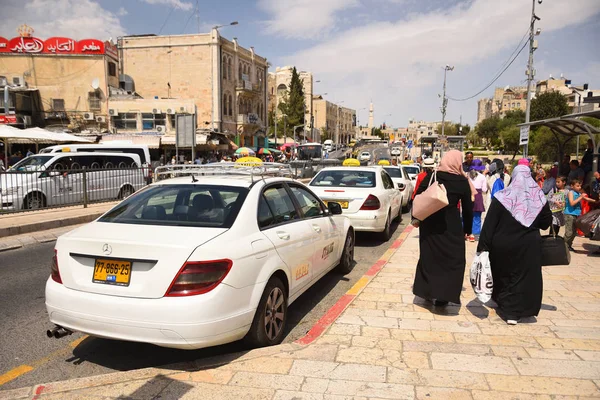 Jerusalem Abril 2019 Mulheres Muçulmanas Caminham Rua Parte Oriental Jerusalém Fotografia De Stock