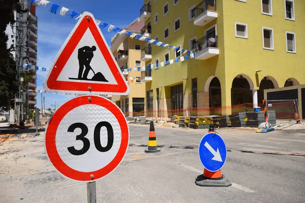 イェフドの道路工事と制限速度交通標識 イスラエル中部の小さな都市 — ストック写真