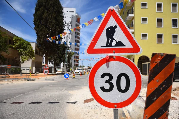 Vägarbeten Och Hastighetsgräns Trafikskyltar Yehud Liten Stad Centrala Israel Royaltyfria Stockbilder