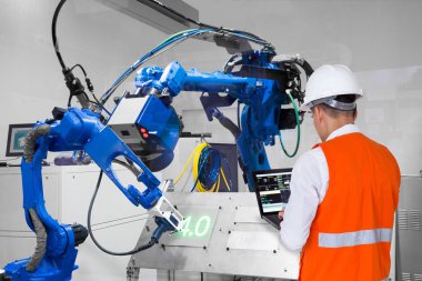 Metal plaka, sanayi 4.0 konsept dizüstü bilgisayar denetim lazer robot kesme kullanarak mühendisi