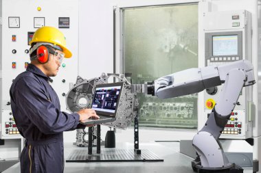 Cnc makine otomotiv sektöründe, akıllı fabrika kavramı ile dizüstü bilgisayar kontrol otomatik robot el kullanarak mühendisi