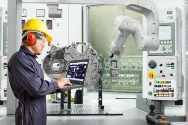 Cnc makine otomotiv sektöründe, akıllı fabrika kavramı ile dizüstü bilgisayar kontrol otomatik robot el kullanarak mühendisi