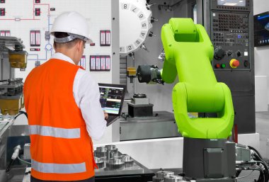 Mühendis ile Cnc makine Otomotiv Sanayi, sanayi 4.0 konsept dizüstü bilgisayar kontrol otomatik robot el makine aracını kullanarak