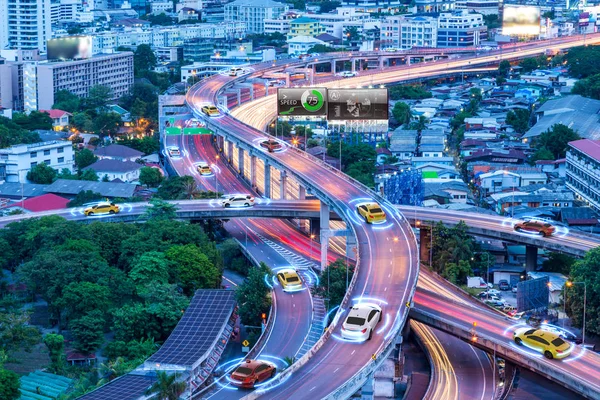 Otomatik sensör kablosuz bağlantı ile metropol üzerinde sürüş ile akıllı otomobil