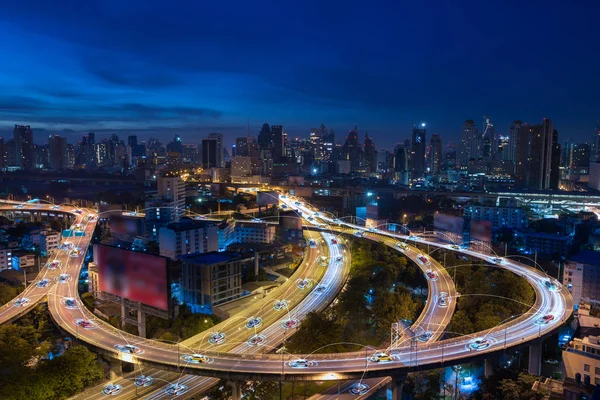 Otomatik sensör kablosuz bağlantı ile metropol üzerinde sürüş ile akıllı otomobil