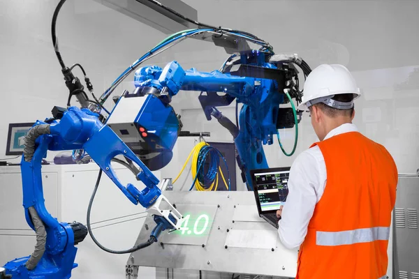 Metal plaka, sanayi 4.0 konsept dizüstü bilgisayar denetim lazer robot kesme kullanarak mühendisi