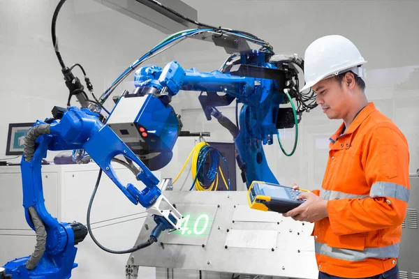 Ingenieur Programmiert Steuerung Laser Roboter Schneiden Auf Blech Industrie Konzept — Stockfoto