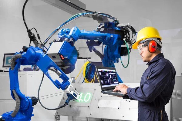 Ingenjör Med Labtop Dator Kontroll Robotic Laserskärning Metallplattan Industri Koncept — Stockfoto