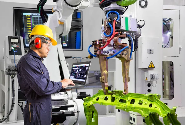Karbantartási Mérnök Használ Laptop Számítógép Ellenőrző Robot Markolat Autóipari Munkadarab — Stock Fotó
