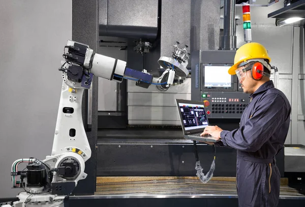 Bakım mühendisi ile Cnc makine akıllı fabrikada dizüstü bilgisayar kontrol otomatik robot el kullanarak. Sanayi 4.0 konsept
