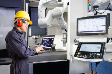 Cnc makine akıllı fabrikasında, sanayi 4.0 konsept dizüstü bilgisayar kontrol otomatik robot el kullanarak bakım mühendisi