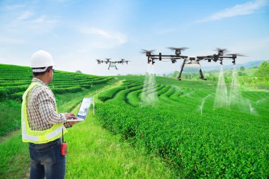 Teknisyen çiftçi kullanın wifi bilgisayar denetimi tarım drone fly püskürtülür gübre için yeşil çay alanların, akıllı çiftlik 4.0 konsept