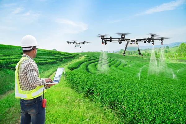 Agricultor Técnico Usa Controle Computador Wifi Agricultura Drone Fly Para — Fotografia de Stock
