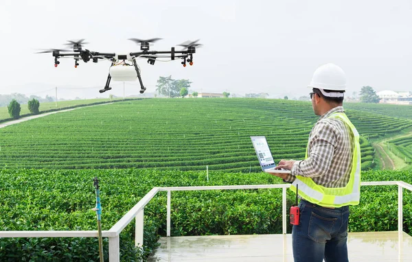 Técnico Granjero Uso Wifi Ordenador Control Agricultura Drone Volar Para — Foto de Stock