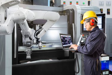 Bakım mühendisi ile Cnc makine akıllı fabrikada dizüstü bilgisayar kontrol otomatik robot el kullanarak. Sanayi 4.0 konsept